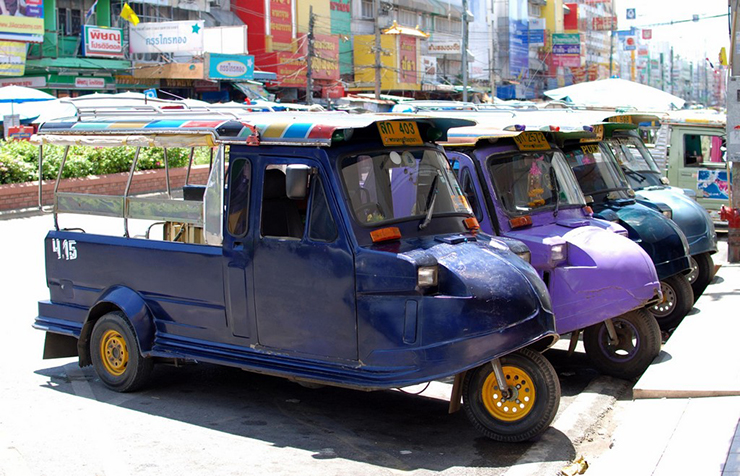 Bạn cũng có thể bắt xe tuk-tuk hoặc taxi để đến bến xe buýt Mochit và sau đó đi xe buýt đến Auytthaya. Cứ 30 phút lại có một chuyến xe buýt chạy đến Ayuthaya.&nbsp;Cũng có nhiều xe khách nhỏ đưa bạn đến Ayutthaya từ Tượng đài Chiến thắng sau 20 phút. &nbsp;
