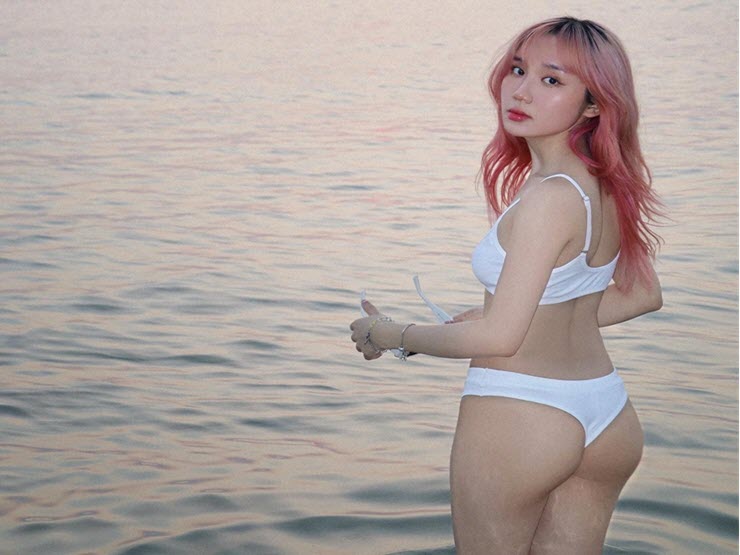 Nữ streamer Mina Young “đốt mắt” fan hâm mộ với trang phục bikini gợi cảm