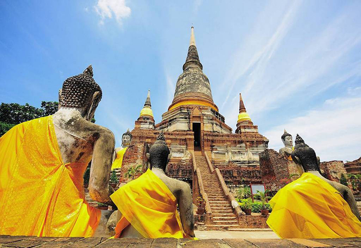 Nằm ở ngã ba giữa các tuyến đường thương mại của Ấn Độ và Trung Quốc, Ayutthaya đã trở nên thịnh vượng trong những thế kỷ trước. Tuy nhiên, thành phố này đã từng bị&nbsp;xâm lược và phá hủy vào năm 1767.
