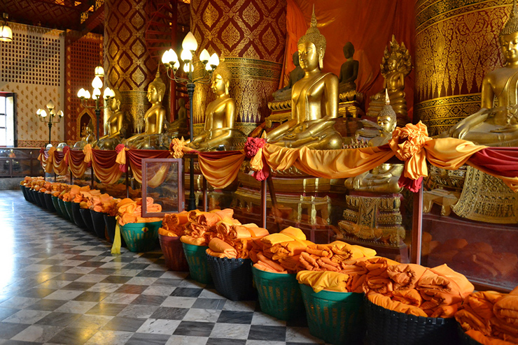 Ayutthaya bao gồm nhiều tàn tích cổ:&nbsp;Wat Choeng Thar, Wat Suwandararam, Wat Phra Ram, Wat Mahathat, Wat Phra Mongkhon Bophit, Wat Phutthatsawan, Wat Pra Sri Sanphet, Wat Worachettharam, Wat Lokaya Suttha, Wat Yai Chaimongkhon và Wat Chaiwatthanaram.
