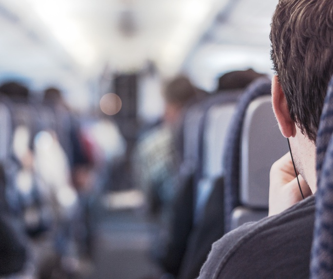 Những lo lắng về các khả năng xấu có thể xảy ra và không gian nhỏ hẹp trên máy bay làm giảm ham muốn về tình dục - Ảnh: 107.5 Kool FM