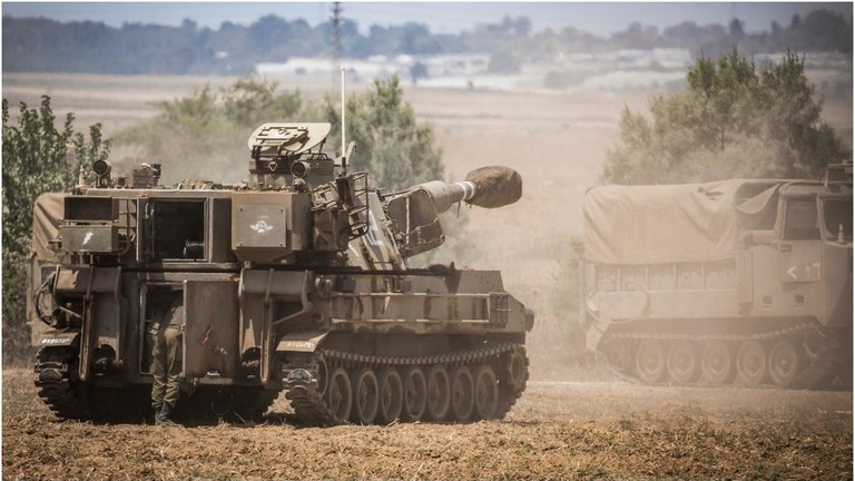 Xe tăng quân đội Israel tập trung gần dải Gaza hôm 6/8 (ảnh: RT)
