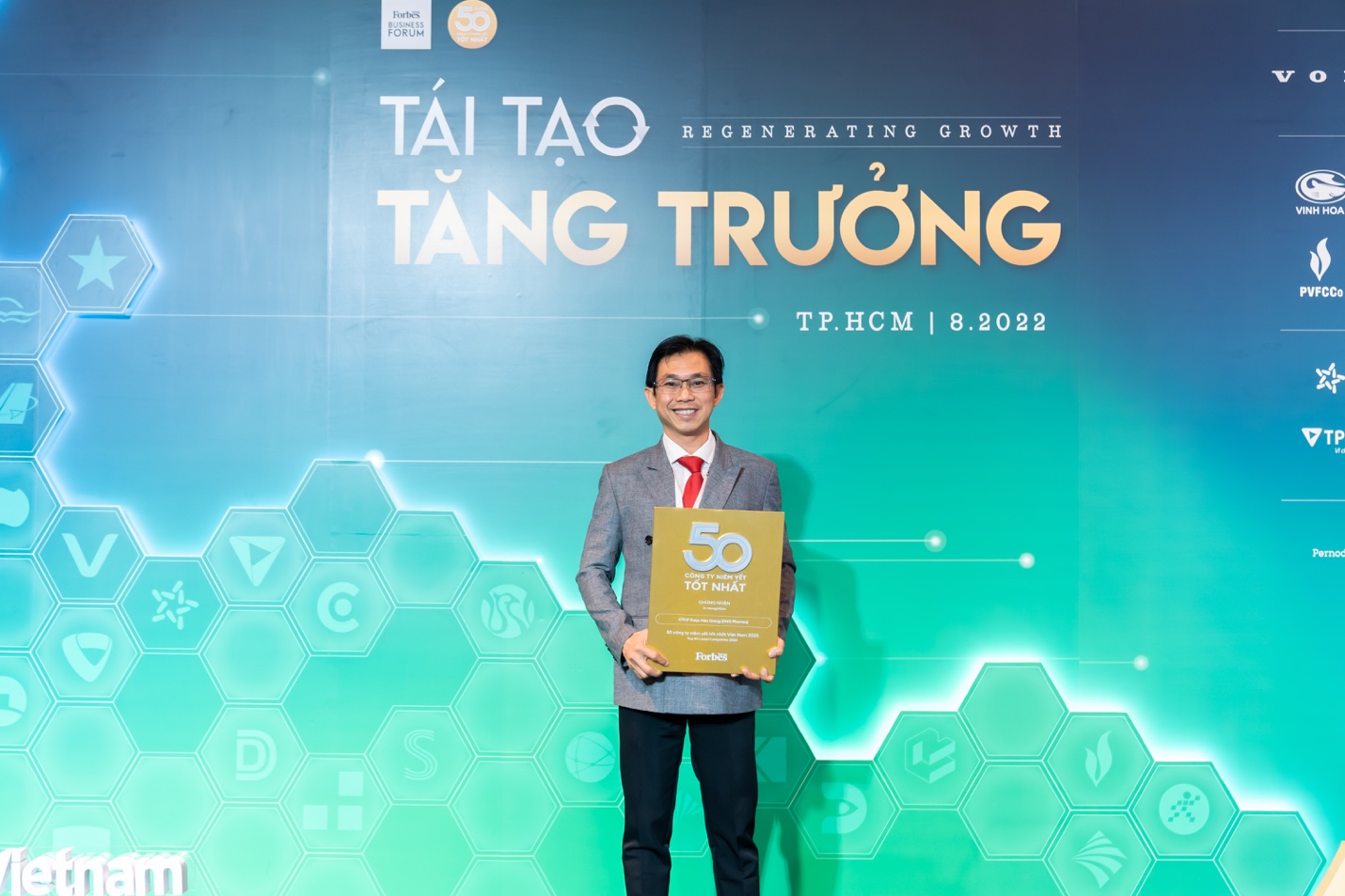 Ông Đoàn Đình Duy Khương - TGĐ Điều Hành đại diện DHG Pharma nhận danh hiệu "Top 50 công ty niêm yết tốt nhất" - Forbes Việt Nam bình chọn 10 năm liền.