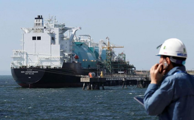 Một tàu hàng chở khí đốt hóa lỏng neo tại cảng thuộc TP Incheon, Hàn Quốc hồi tháng 6. Ảnh: YONHAP