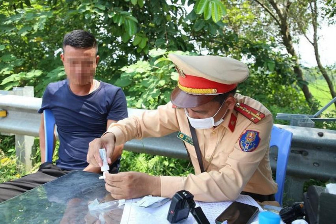 Lực lượng CSGT kiểm tra chất ma túy đối với tài xế. Ảnh: UYÊN TRANG
