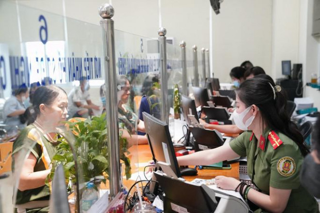 Làm thủ tục cấp hộ chiếu mẫu mới cho người dân tại Hà Nội - Ảnh: Nguyễn Hưởng
