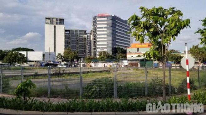 Khu đất được đề xuất làm bãi đệm taxi nằm trước ga quốc tế, ngay góc đường Bạch Đằng - Trường Sơn - Hồng Hà hiện bỏ hoang, cỏ mọc um tùm.