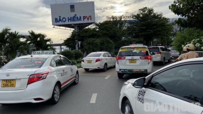 Dòng xe taxi thường xuyên phải di chuyển với tốc độ "rùa bò" từ đường Trường Sơn vào sân bay Tân Sơn Nhất đưa đón khách trong các khung giờ cao điểm và các ngày cuối tuần.