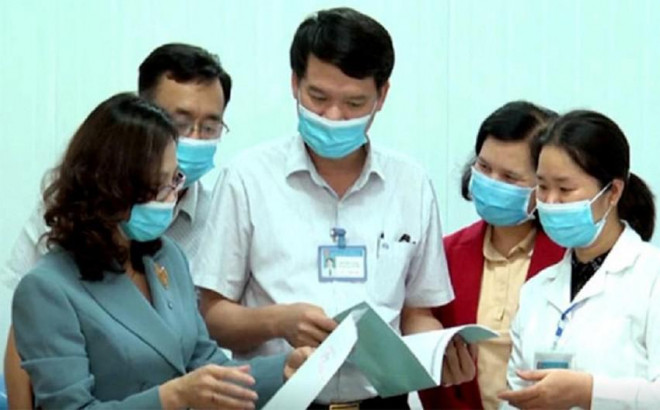 Phó Giám đốc Sở Y tế Yên Bái Nguyễn Văn Hà (giữa) khi còn phụ trách CDC Yên Bái. Ảnh: BYB