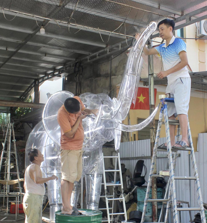 Anh Thắng cho biết, một mô hình đèn Trung thu từ khâu lên ý tưởng cho tới khi hoàn thiện trung bình sẽ mất khoảng 1 tháng. Để hoàn thiện tác phẩm, các "nghệ nhân" phải rất cầu kỳ, tỉ mỉ từng chi tiết nhỏ để chiếc đèn có thể toả sáng đẹp nhất trong đêm Trung thu.