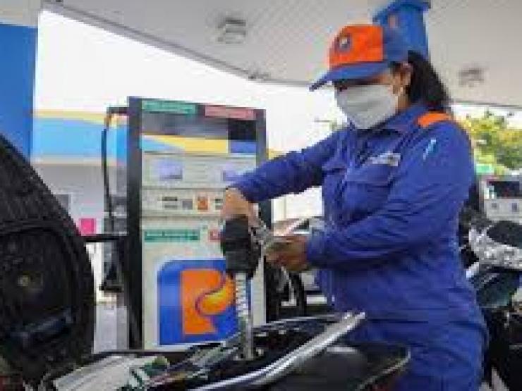 Nóng tuần qua: Giá xăng dầu tại Việt Nam đồng loạt giảm lần thứ 4 liên tiếp
