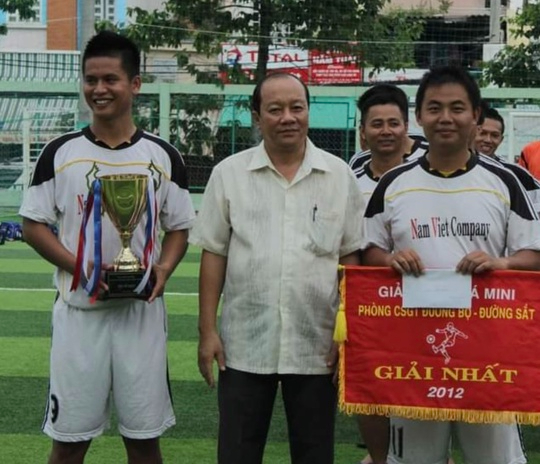 Đại tá Trần Thanh Trà (giữa) trong lần trao giải thưởng bóng đá Phòng CSGT, Công an TP HCM