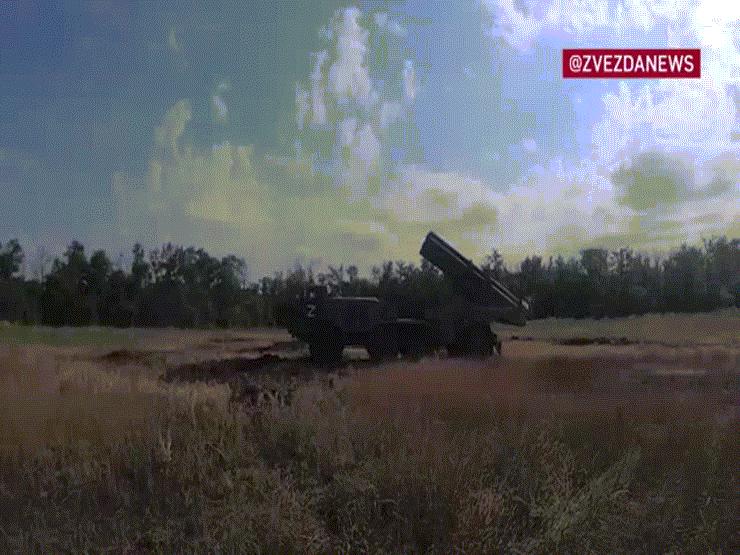 Video: Pháo phản lực “Cuồng phong” của Nga xả đạn chớp nhoáng ở Ukraine