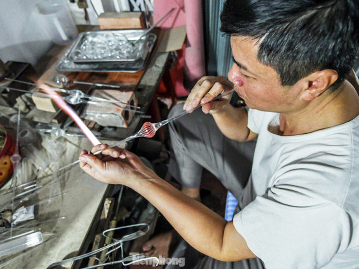 Lạ lùng ngôi làng ở Hà Nội, người dân dùng... hơi thở để mưu sinh