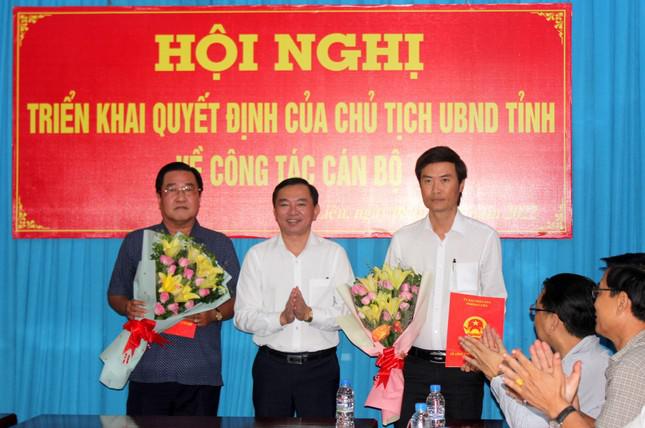 Anh Lương Văn Pho (bìa phải) nhận quyết định bổ nhiệm.