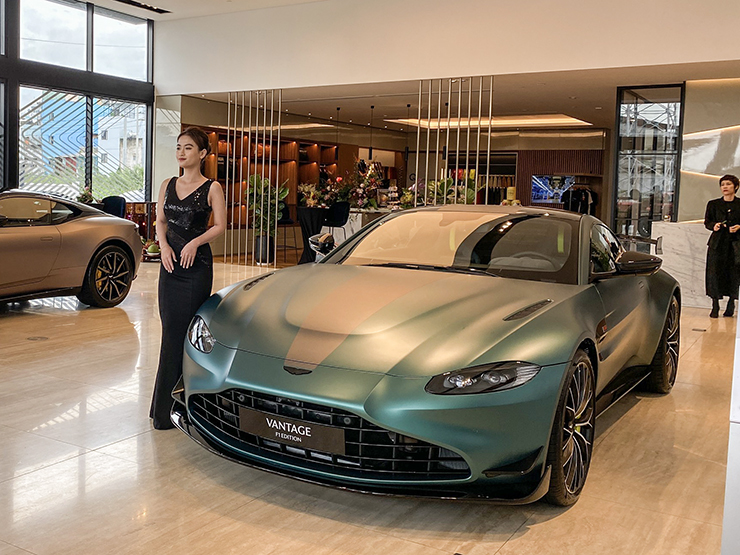 Chi tiết bộ đôi Aston Martin Vantage F1 Edition và DB11 V8 Coupe mới có mặt tại TP.HCM