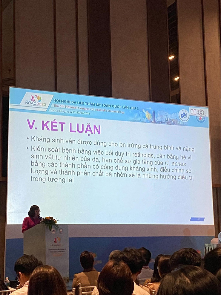 Bác sĩ Da liễu Võ Thị Bạch Sương kết thúc bài báo cáo cùng kết luận về chủ đề: "Điều trị trứng cá không cần kháng sinh?"