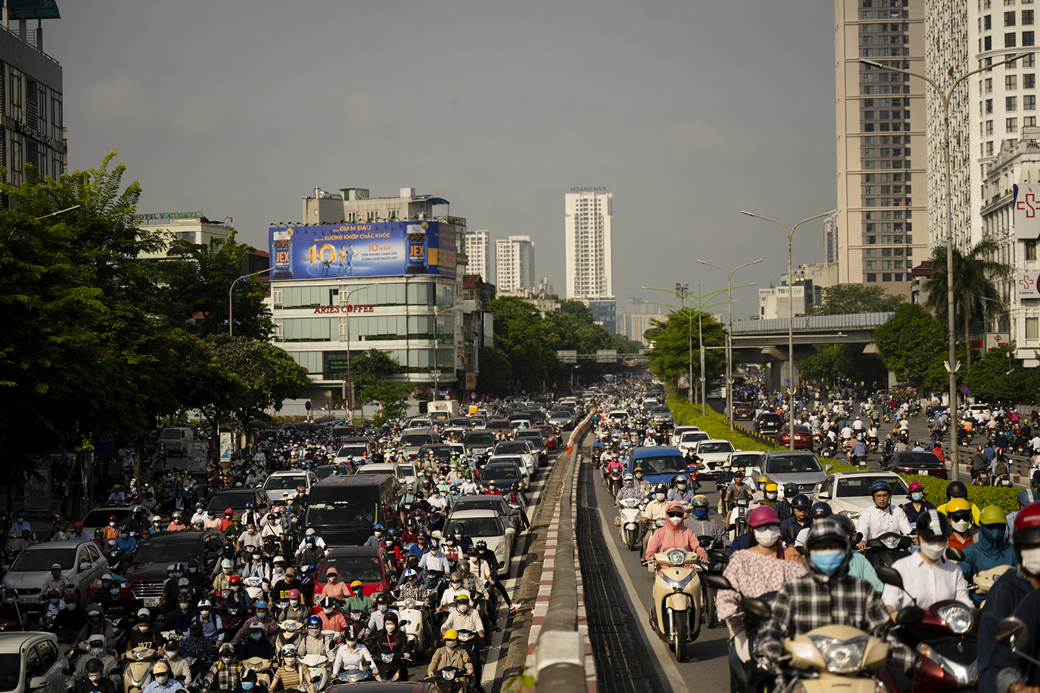 &nbsp;Hướng Nguyễn Trãi đi Tây Sơn tắc dài cả trên cầu và phía dưới cầu.