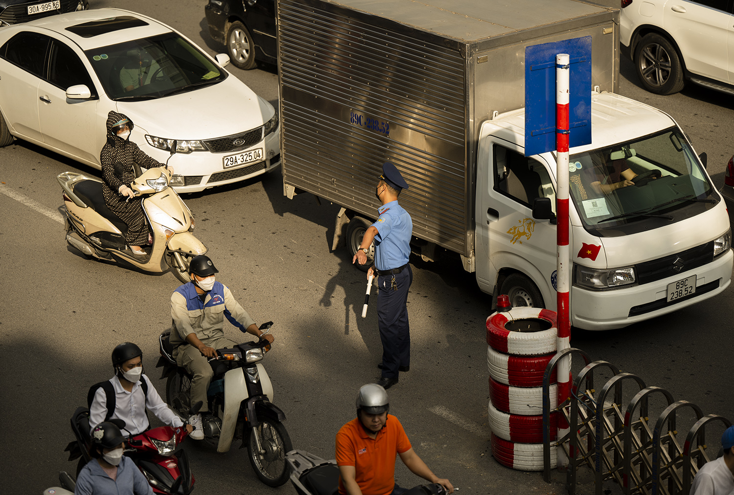 &nbsp;Lực lượng Thanh tra giao thông được bố trí túc trực tại các đoạn đặt rào chắn cứng để phân luồng, hướng dẫn người dân đi đúng phần đường.&nbsp;