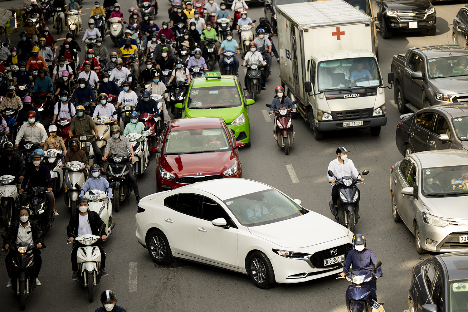 &nbsp;Việc nhiều phương tiện đi nhầm phần đường, sau đó phải di chuyển về phần đường của mình rất dễ dẫn tới ùn tắc cục bộ.&nbsp;