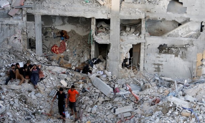 Một tòa nhà ở dải Gaza bị hư hại do hỏa lực Israel hôm 7/8. Ảnh: Reuters