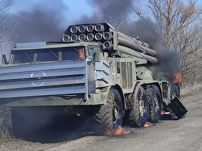 Một hệ thống BM-27 Uragan của Nga bị thiêu rụi ở Ukraine.