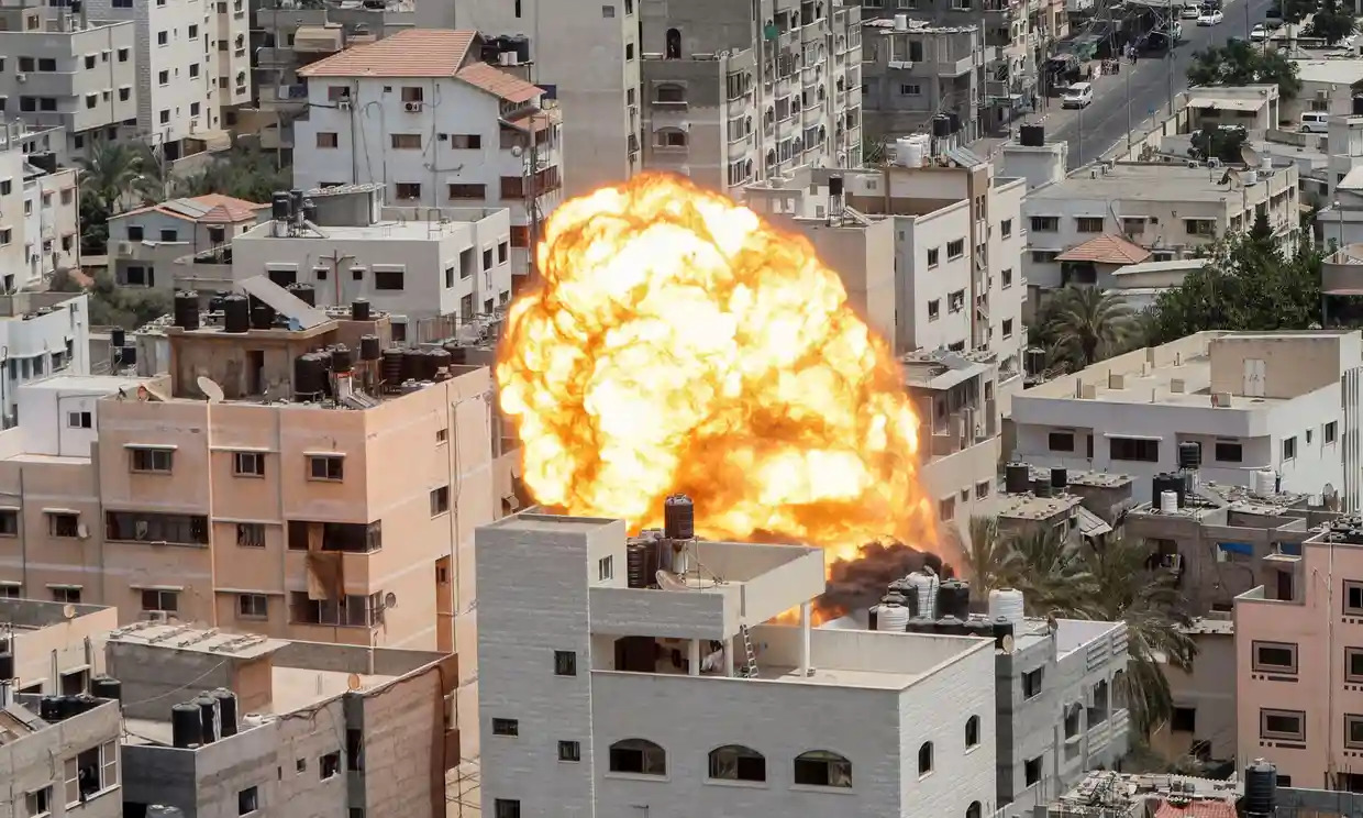 Quân đội Israel không kích ở dải Gaza (ảnh: Reuters)