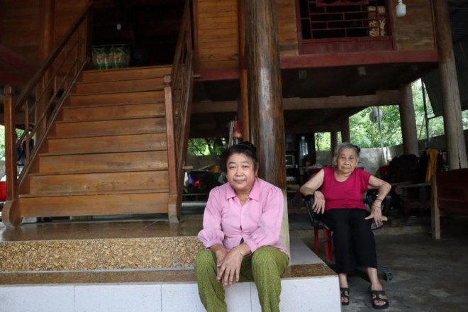 Người dân ở xã Châu Hồng không dám ở trong căn nhà sàn đã gắn bó nhiều đời nay vì xuất hiện nứt, sạt lở đất.
