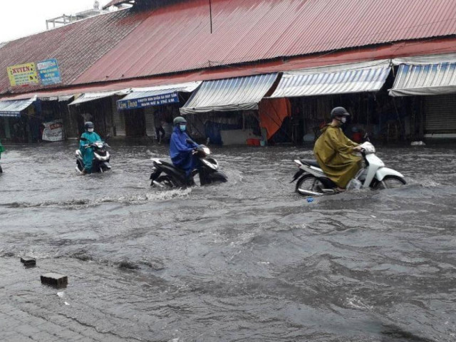 Nhiều tuyến đường TP.HCM ngập sâu sau mưa lớn, chợ Thủ Đức thành... ốc đảo