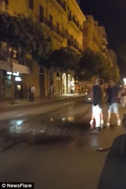 Mưa rơi xuống đúng một vị trí ở giữa con phố tại Palermo (Ý). Ảnh: NewsFlare.