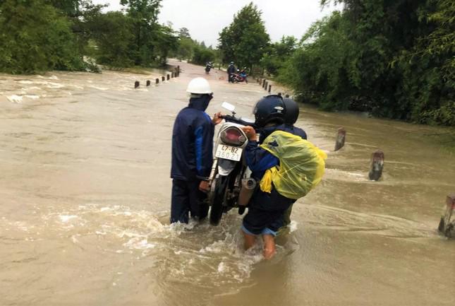 Người dân hỗ trợ đưa xe qua khỏi khu vực bị ngập nước