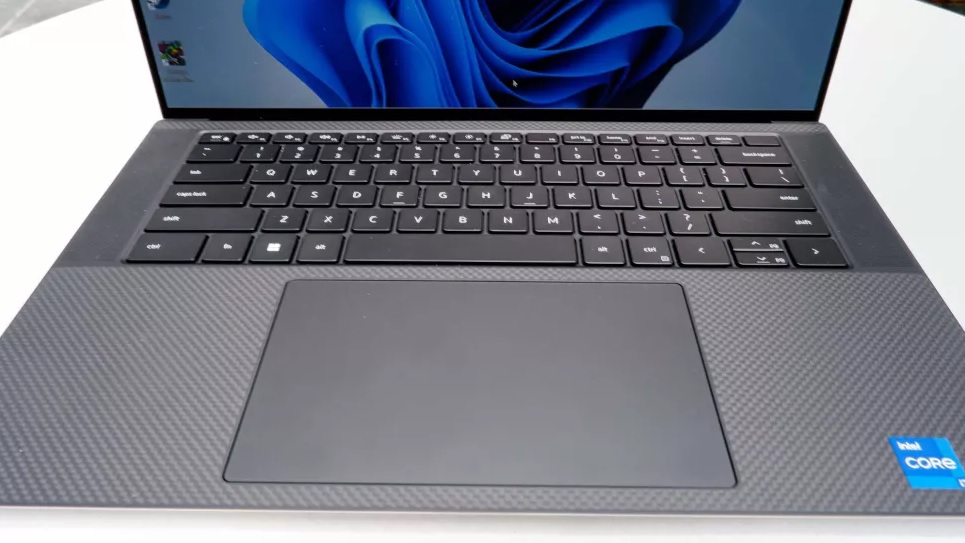 Dell XPS 15 OLED nhẹ hơn.