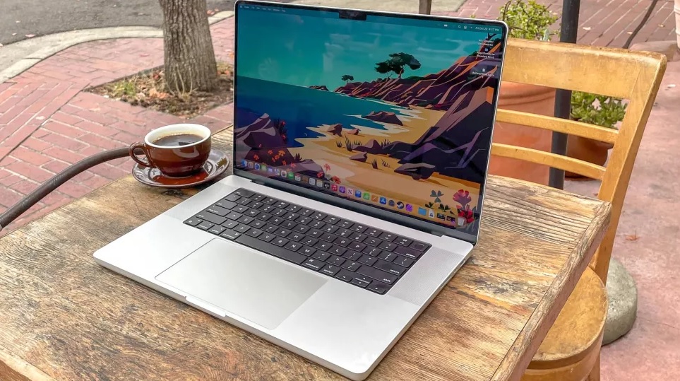 MacBook Pro 16 inch có pin "trâu" hơn.