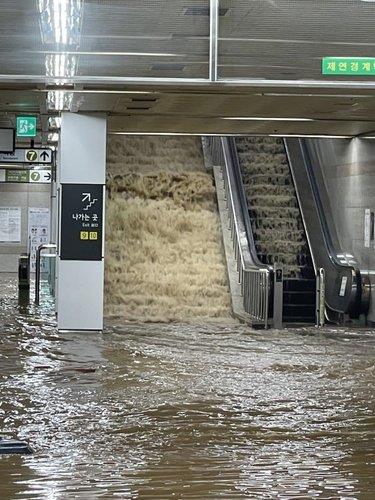 Nước tràn xuống một ga tàu điện ngầm ở Seoul (ảnh: Yonhap)