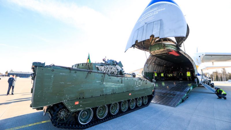Mỹ hiện là nước dẫn đầu thế giới trong viện trợ quân sự cho Ukraine (ảnh: CNN)