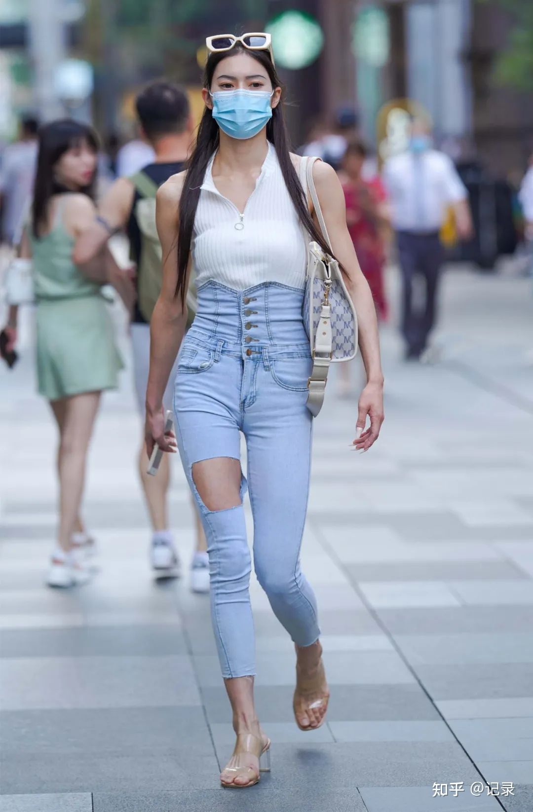 Tất nhiên, khi nhắc đến quần jean, người ta không thể bỏ qua skinny jean. Đúng như tên gọi, kiểu quần này có thiết kế bó sát. Tất nhiên, loại vải của nó&nbsp;sẽ co giãn thay vì cứng như những chiếc quần jean khác. Skinny jean cũng có khả năng kết hợp đa dạng với những item khác tùy phong cách của bạn.