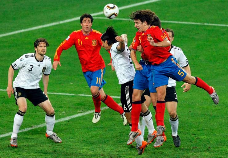 Carles Puyol chỉ 1m78 vẫn đánh bại Sami Khedira (1m89) để đánh đầu tung lưới ĐT Đức tại World Cup 2010