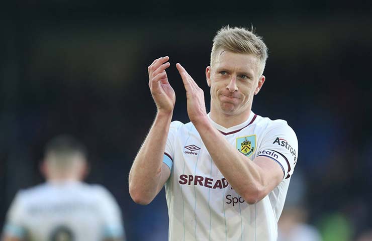 Ben Mee cao 1m80 nhưng&nbsp;đá trung vệ gần 400 trận cho Burnley và thường xuyên thắng các tiền đạo&nbsp;1m90