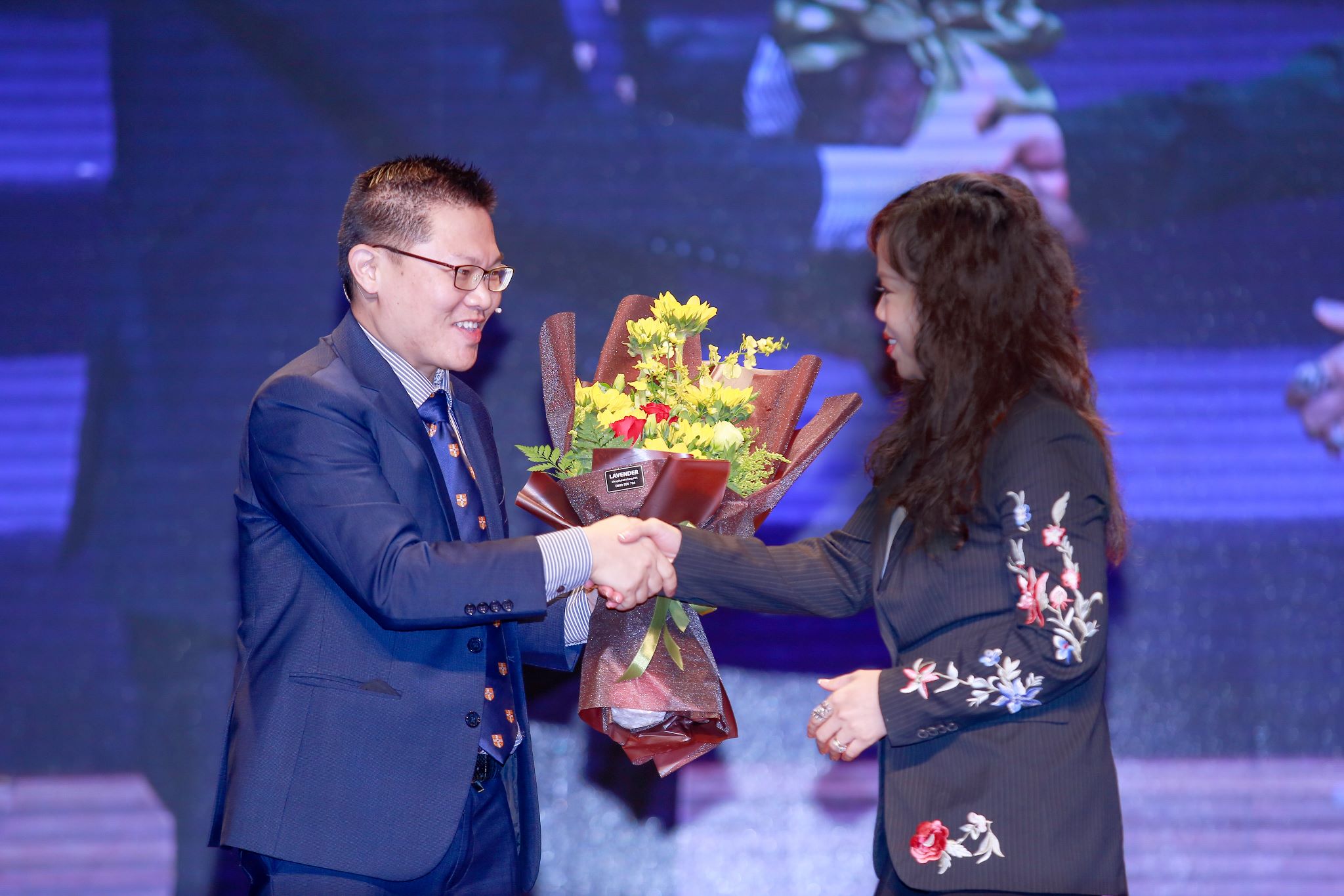 Ông Melvyn Lim - Giám đốc cấp cao Cambirdge và Bà Nguyễn Thị Thanh Xuân – Hiệu trưởng kiêm Giám đốc khối Chuyên môn của Hệ thống Trường Quốc tế Việt Úc (VAS) trong buổi trao giải cho học sinh VAS đạt thành tích cao tại kỳ khảo thí quốc tế Cambridge.