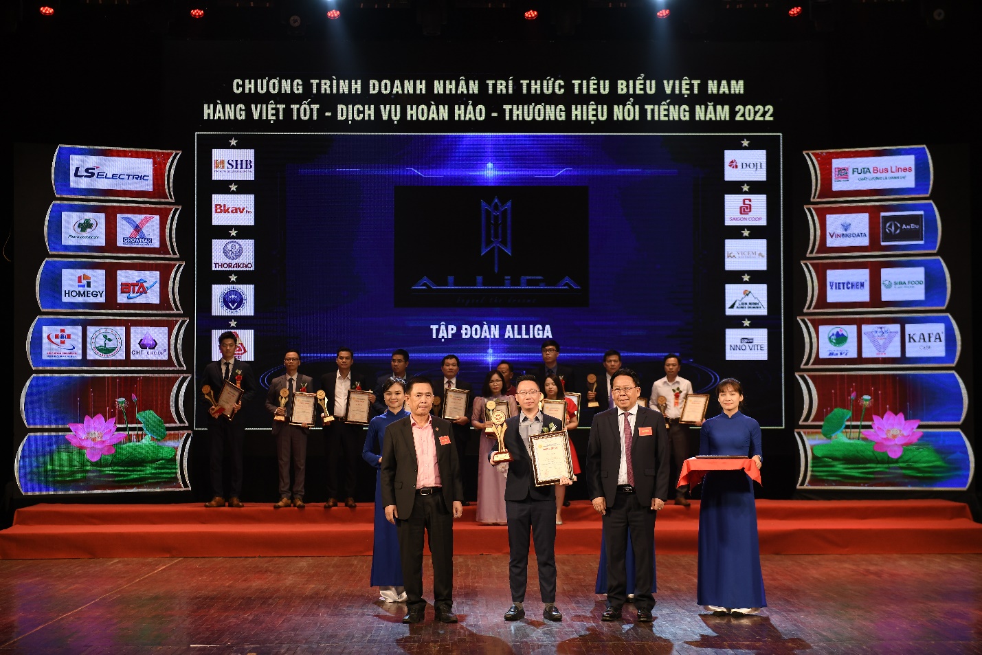 Chủ tịch tập đoàn Alliga – ông Bùi Việt Quân nhận giải “Top 20 thương hiệu nổi tiếng hàng đầu năm 2022”