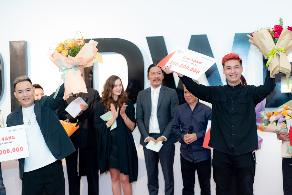 Từ trái sang phải: NTMT Nguyễn Xuân Trang – Salon Kim Loan - Giải Vàng Quốc Gia GCA 2022 hạng mục Sáng Tạo &amp; NTMT Cao Anh Tuấn – Salon Nam Hair – giải Vàng Quốc Gia GCA 2022 hạng mục Tài Năng Trẻ