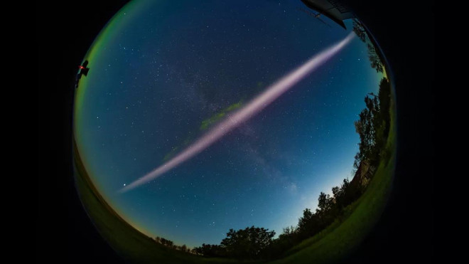 Dải sáng tím 3.000 độ C cắt đôi bầu trời Trái Đất sau loạt "pháo vũ trụ" - 1