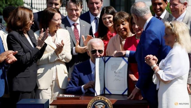 Tổng thống Mỹ Joe Biden đã ký đạo luật “Chip và Khoa học” vào ngày 9-8. Ảnh: REUTERS