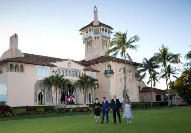 Vợ chồng ông Donald Trump đón vợ chồng Thủ tướng Nhật Bản Abe Shinzo tại Mar-a-Lago năm 2018. Ảnh: AP