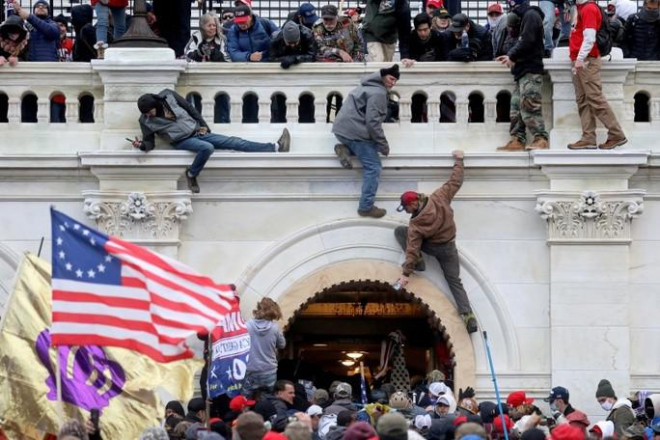 Vụ bạo loạn Điện Capitol ngày 6-1-2021. Ảnh: Reuters