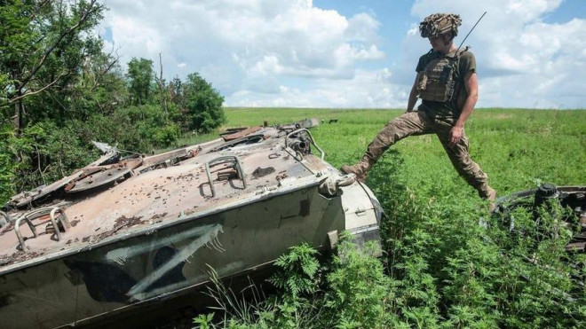 Lữ đoàn cơ giới số 93 của quân đội Ukraine xung quanh Izium. Ảnh: UKRAINIAN DEFENSE MINISTRY PHOTO