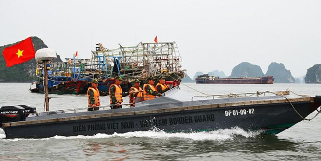 Bộ đội Biên phòng tỉnh Quảng Ninh kêu gọi tàu thuyền vào nơi tránh trú an toàn. Ảnh CTV