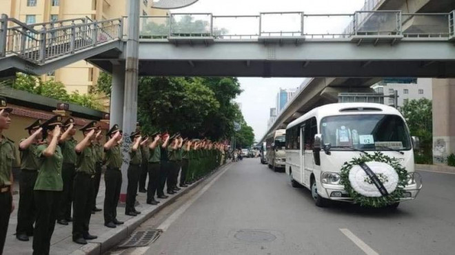 Đồng đội tiễn đưa các anh.