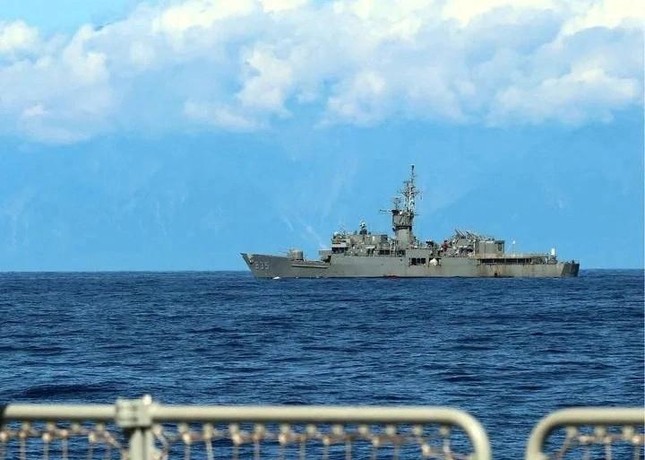 Tàu hải quân Trung Quốc ngày 5/8 đang theo dõi một tàu quân sự Đài Loan. Ảnh: Chiến khu Đông bộ/Reuters