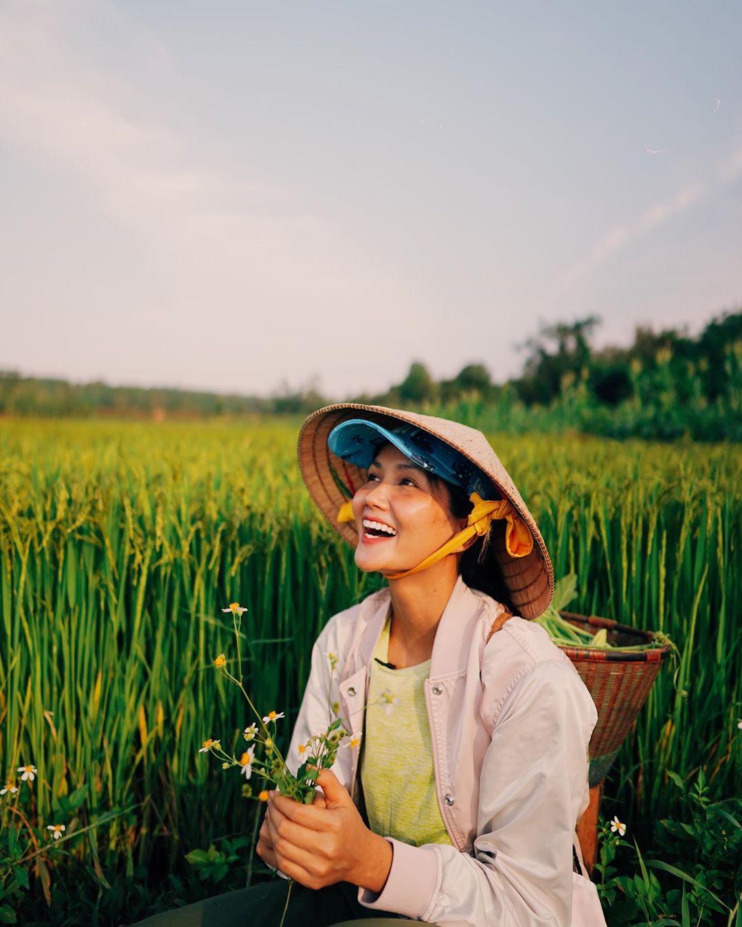 Kể từ khi đăng quang Hoa hậu Hoàn vũ Việt Nam 2017, H'Hen Niê ghi điểm và được công chúng yêu thích nhờ lối sống giản dị, thân thiện và chăm chỉ với công tác thiện nguyện.